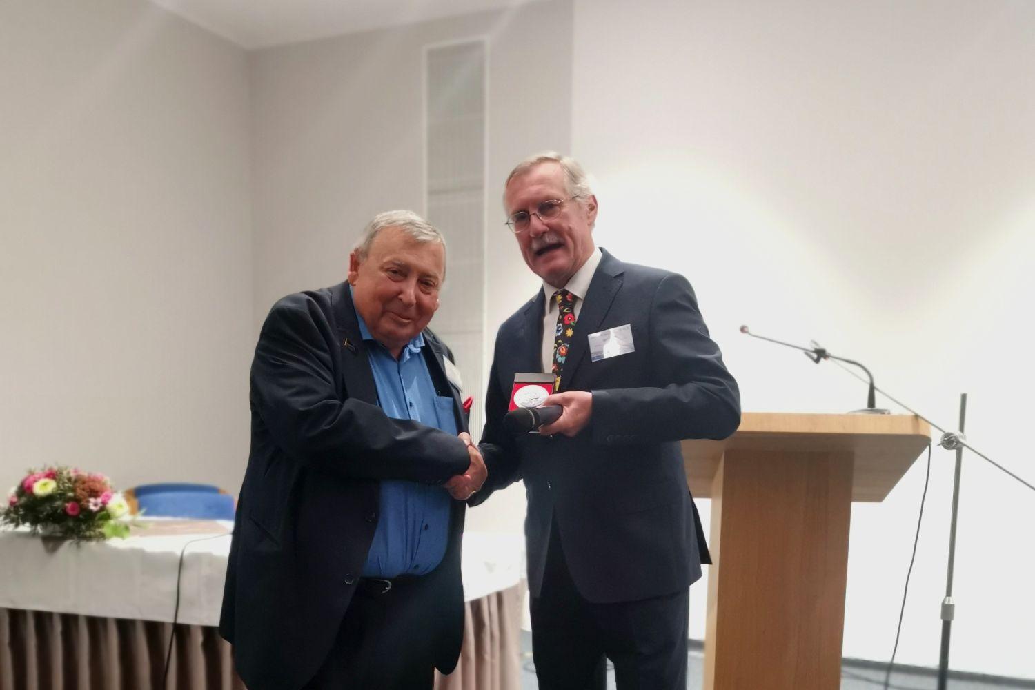 Pamětní medaile AČE SR pro profesora Wannera