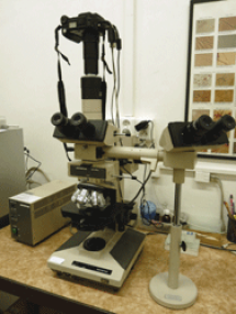 Epifluorescencni mikroskop (šířka 215px)